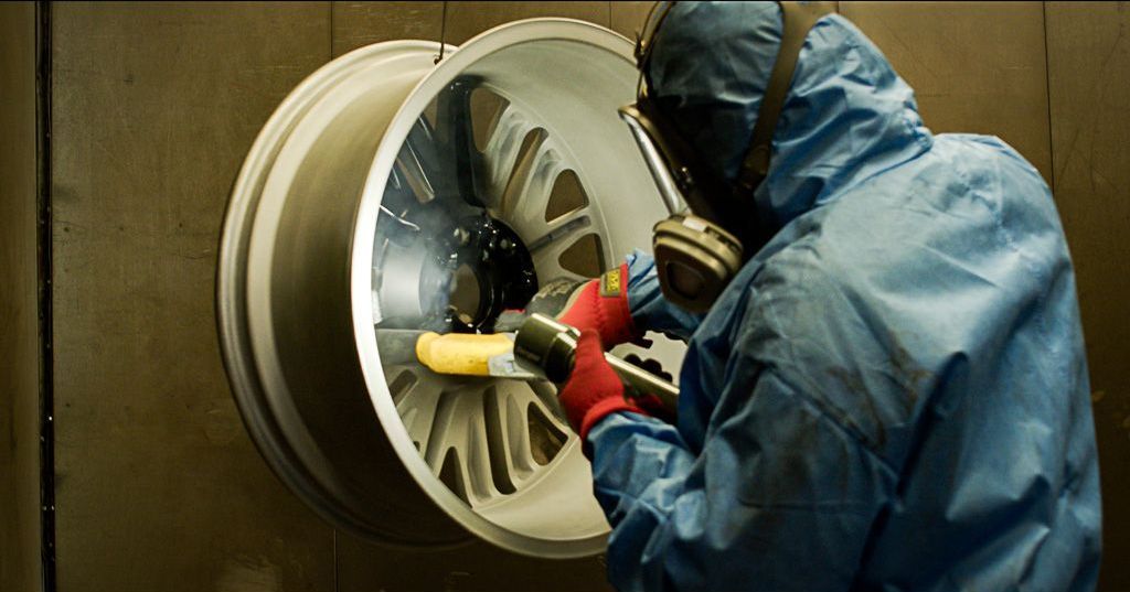 Applying electrostatic powder coating to a wheel rim